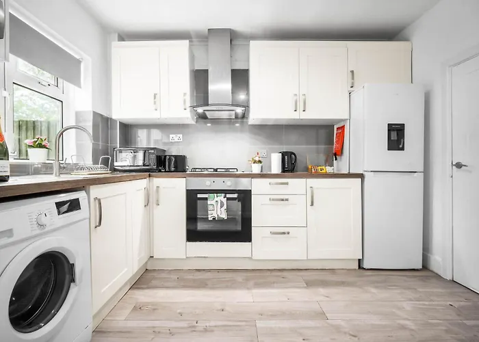 Three Bedroom House - Parking & Garden - Netflix - Wifi - Great Location - 215R