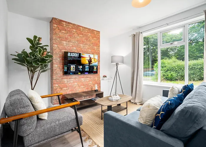 Three Bedroom House - Parking & Garden - Netflix - Wifi - Great Location - 215R