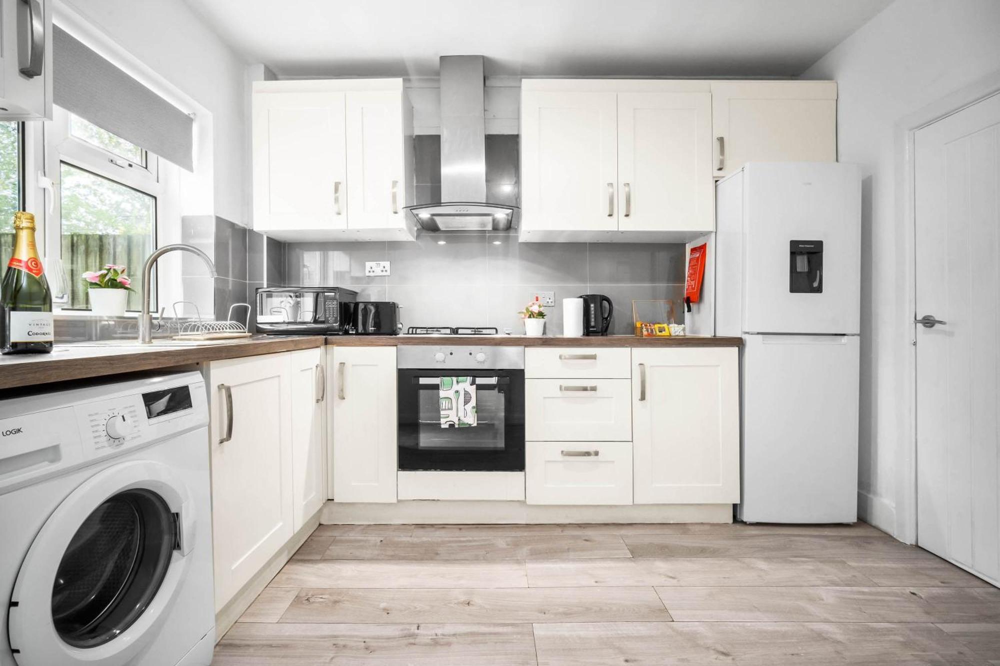 Holiday home Three Bedroom House - Parking & Garden - Netflix - Wifi - Great Location - 215r *