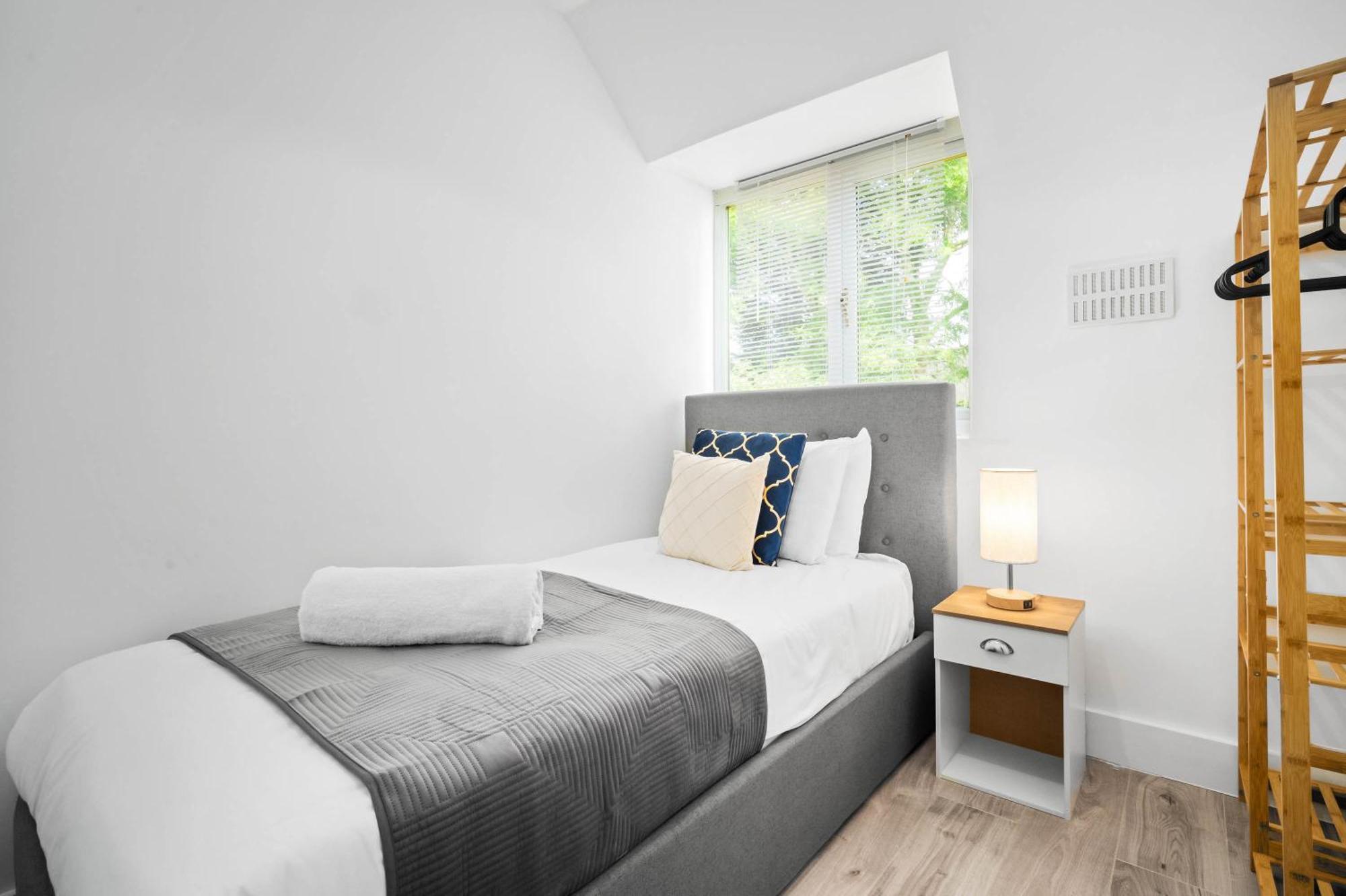 Three Bedroom House - Parking & Garden - Netflix - Wifi - Great Location - 215r