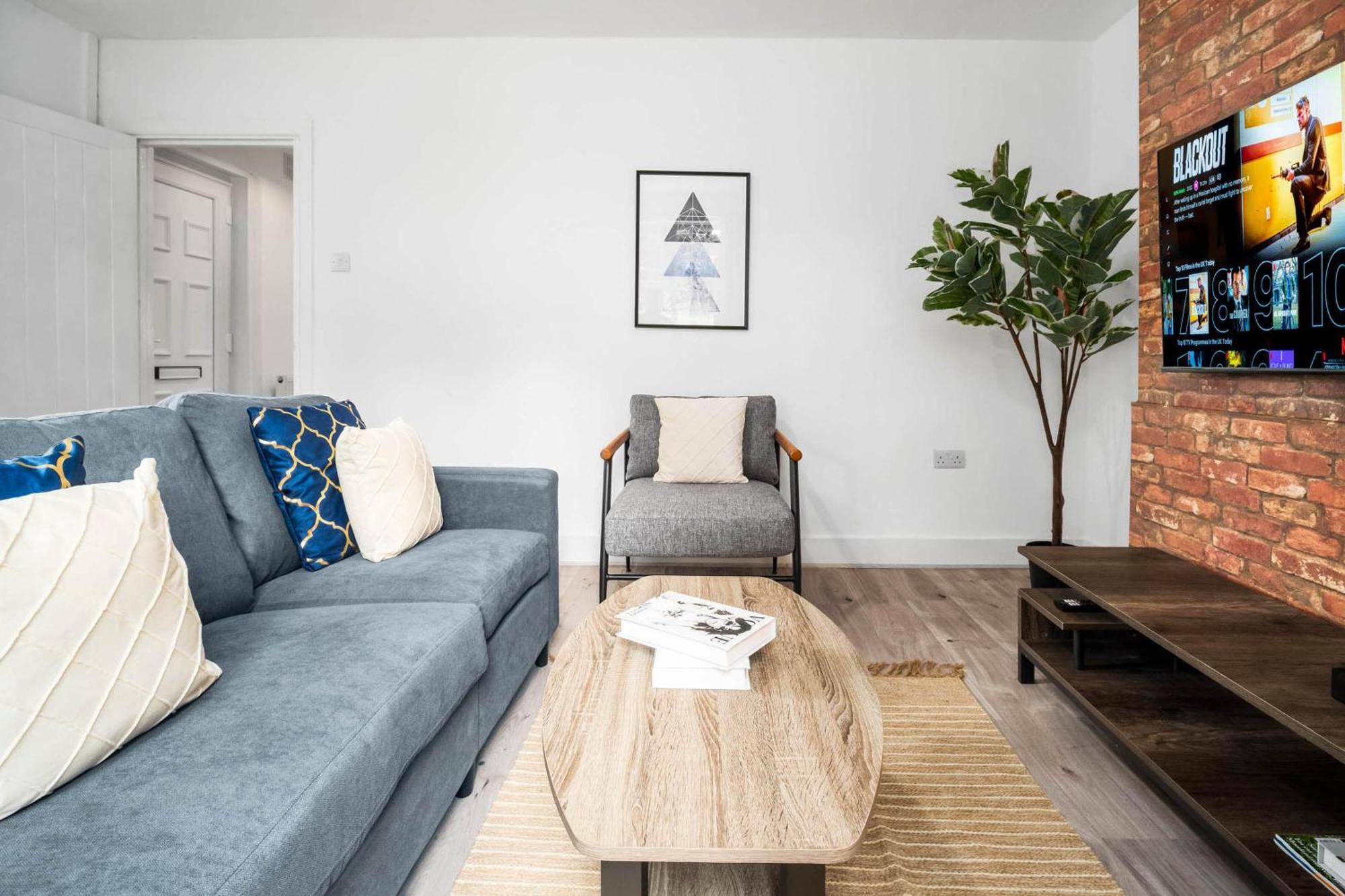 Holiday home Three Bedroom House - Parking & Garden - Netflix - Wifi - Great Location - 215r