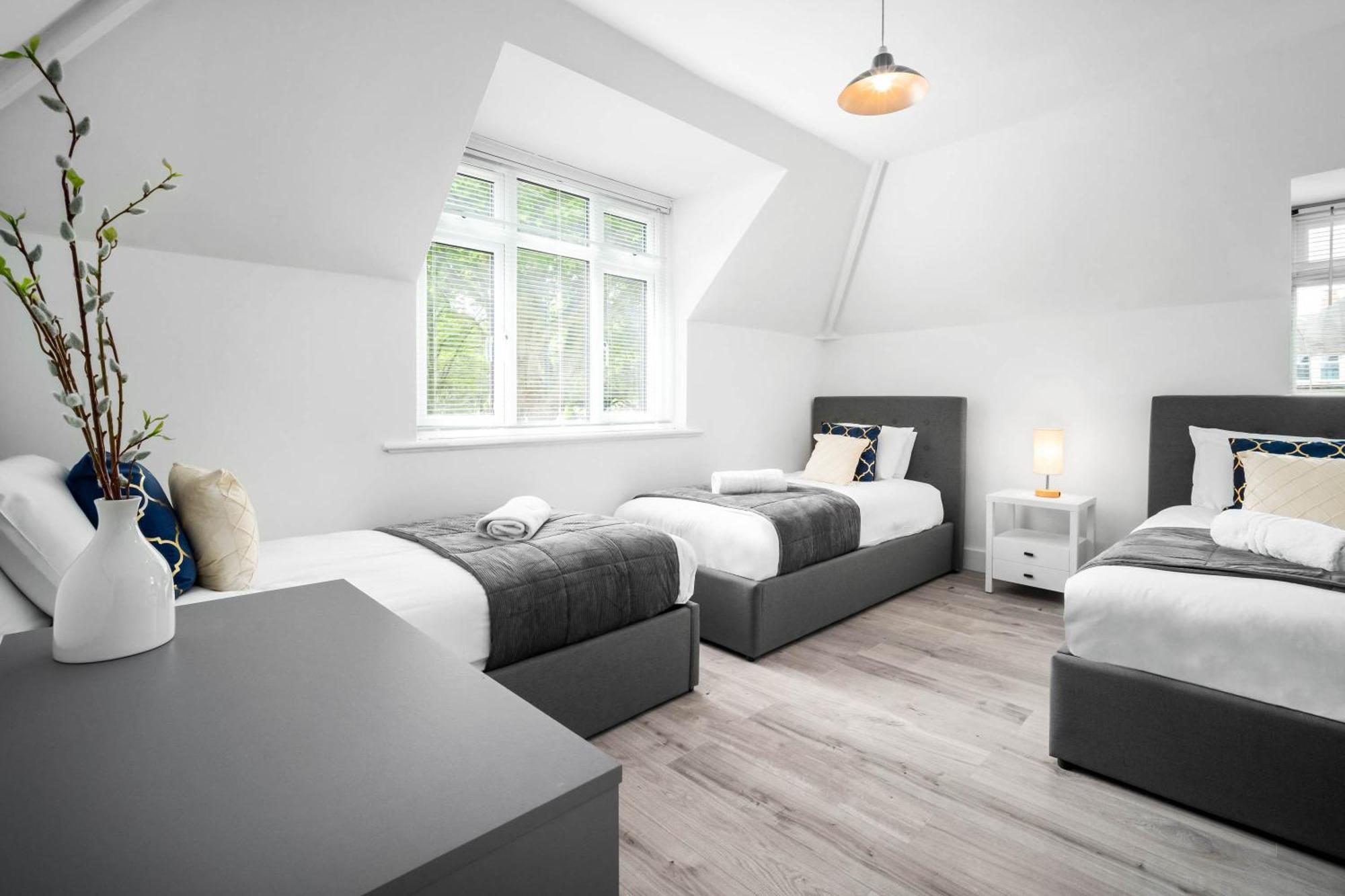 Three Bedroom House - Parking & Garden - Netflix - Wifi - Great Location - 215r Holiday home *