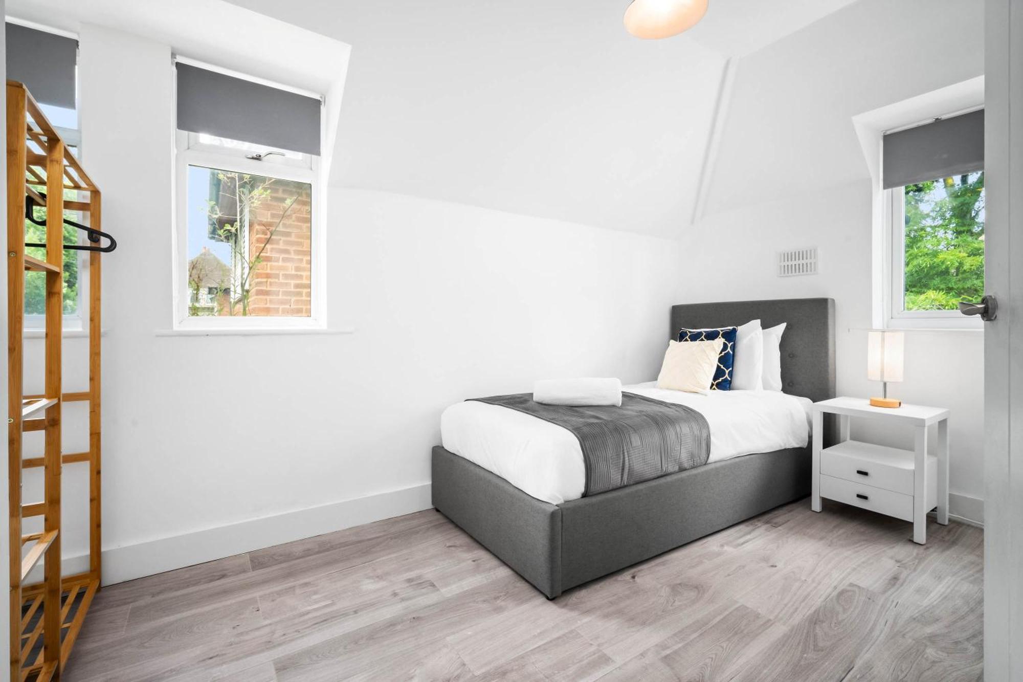 Three Bedroom House - Parking & Garden - Netflix - Wifi - Great Location - 215r
