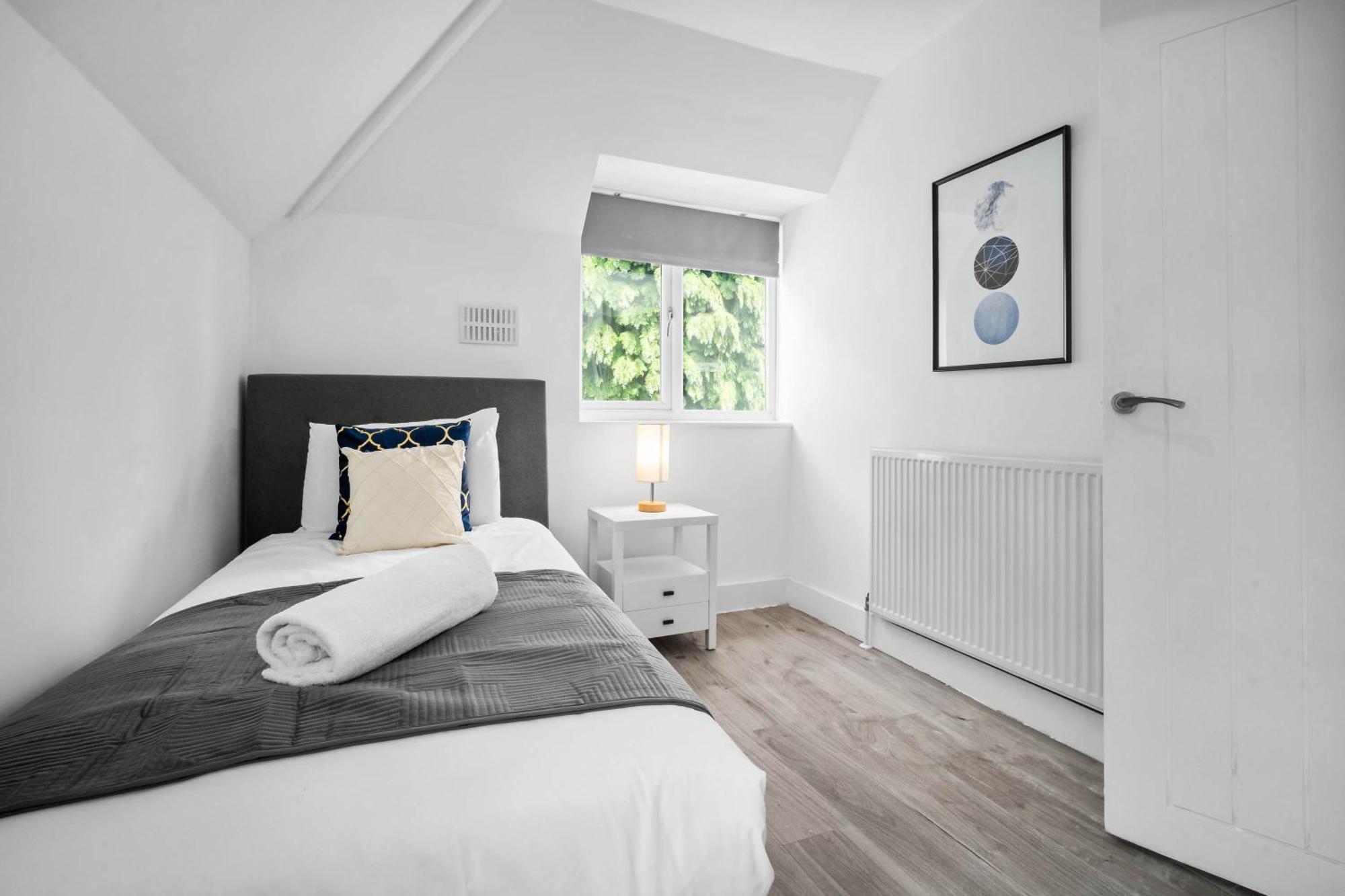 Three Bedroom House - Parking & Garden - Netflix - Wifi - Great Location - 215r Holiday home *