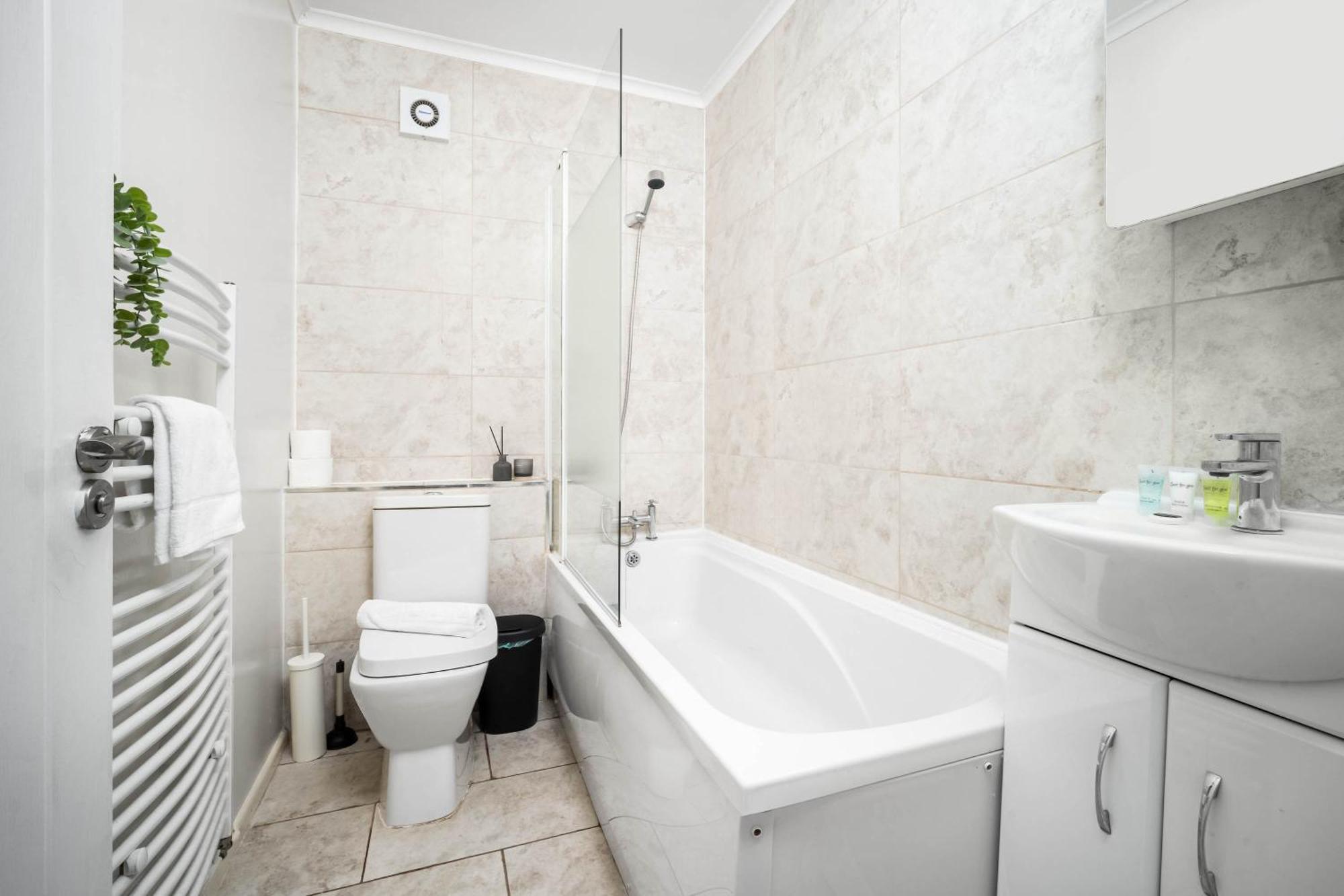 Three Bedroom House - Parking & Garden - Netflix - Wifi - Great Location - 215r Holiday home Birmingham