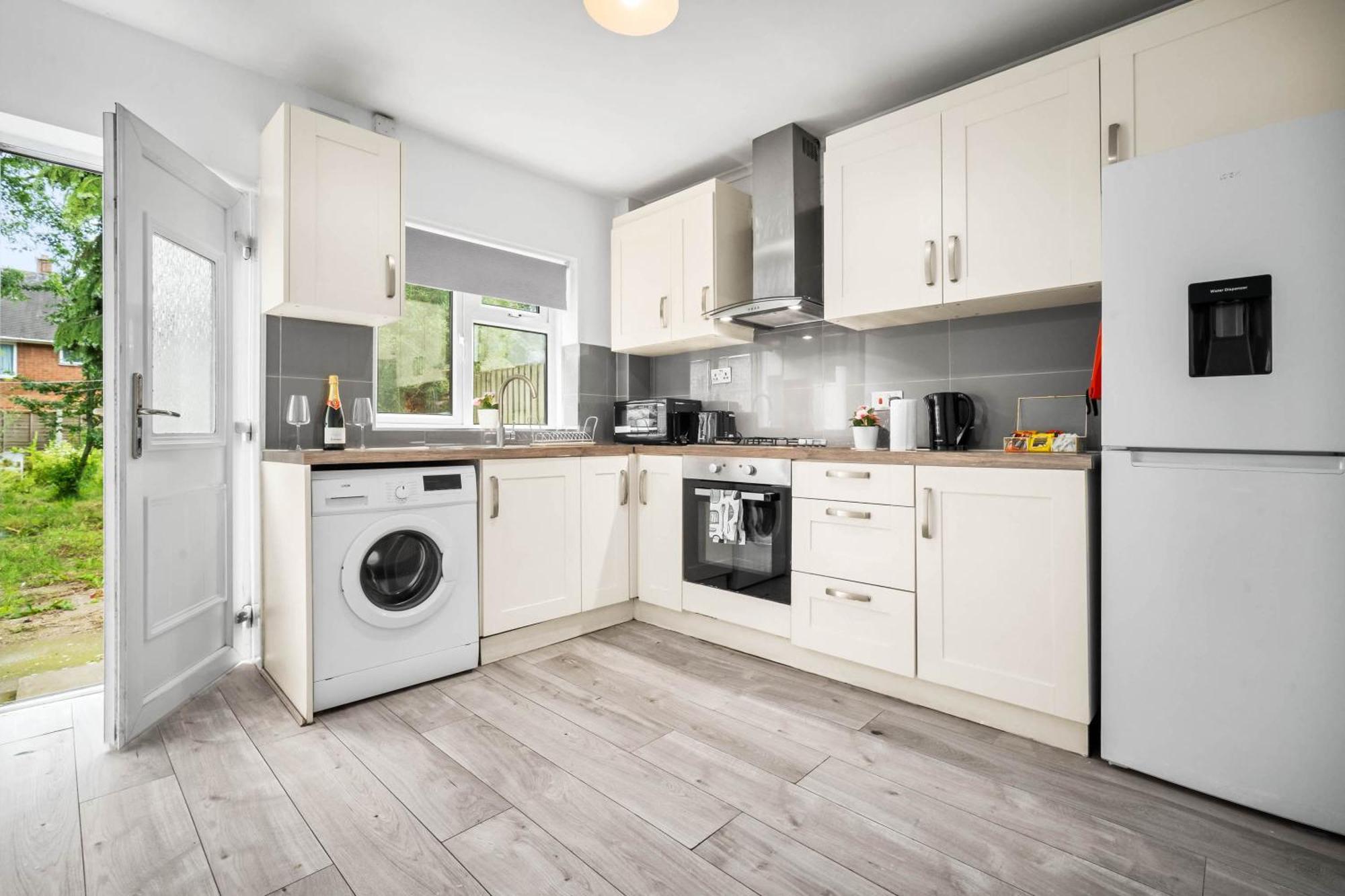 Holiday home Three Bedroom House - Parking & Garden - Netflix - Wifi - Great Location - 215r *