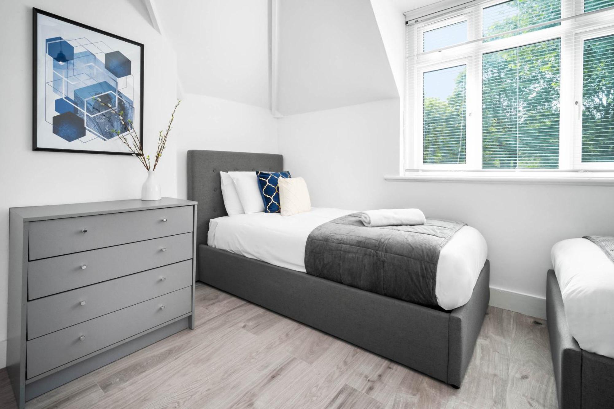Three Bedroom House - Parking & Garden - Netflix - Wifi - Great Location - 215r *