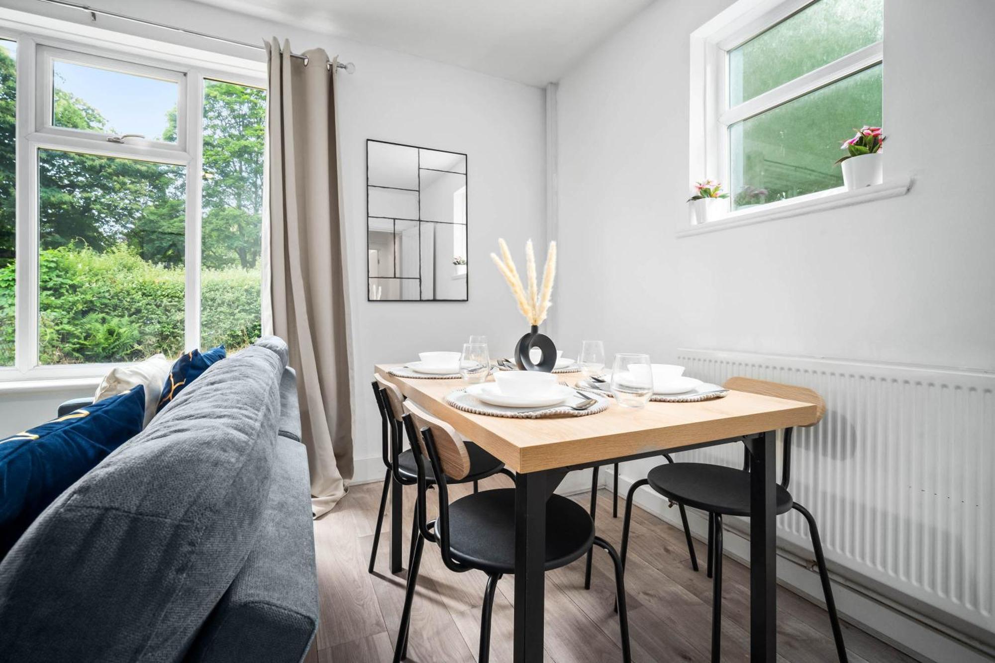 Three Bedroom House - Parking & Garden - Netflix - Wifi - Great Location - 215r *
