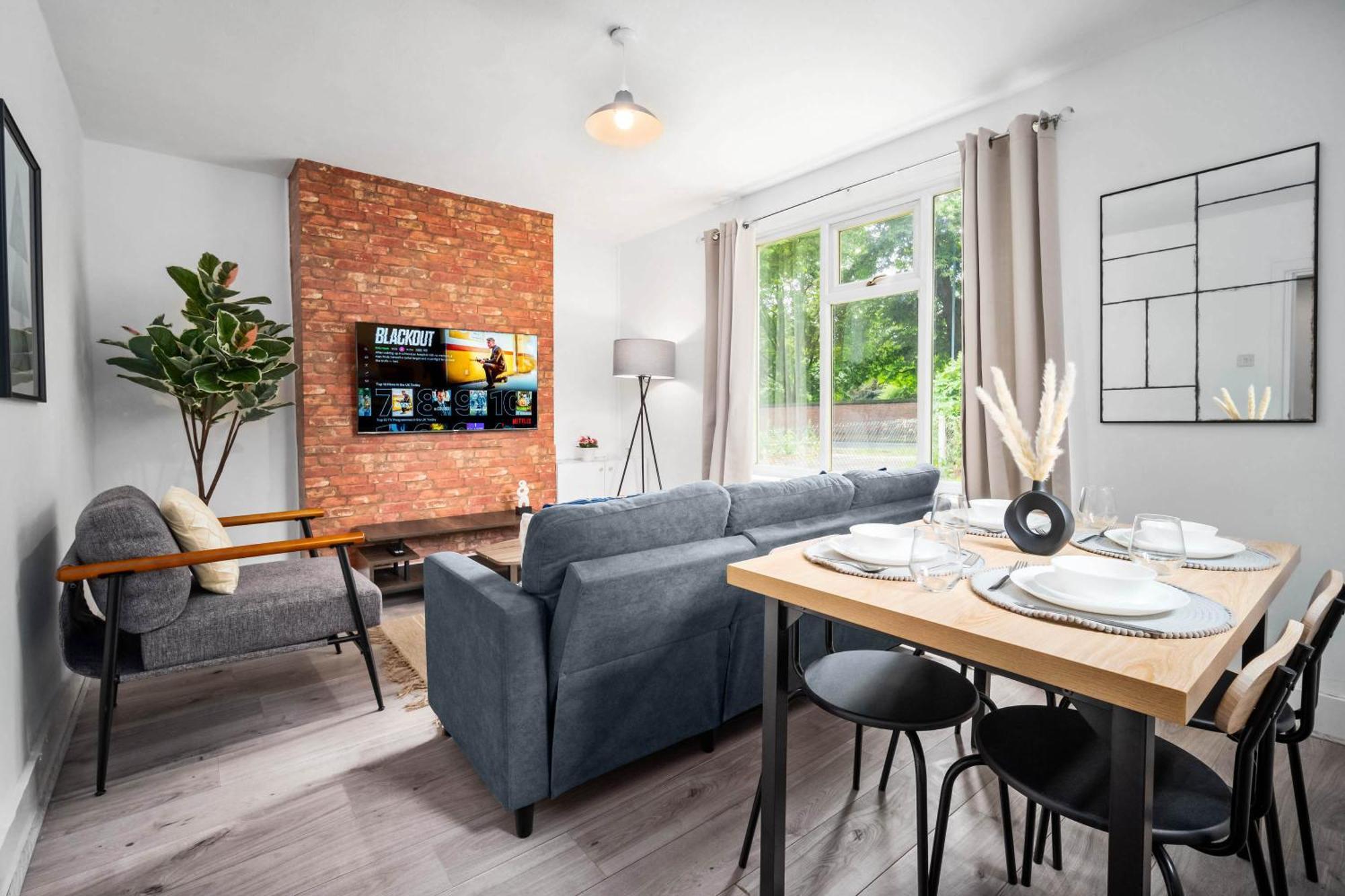 Three Bedroom House - Parking & Garden - Netflix - Wifi - Great Location - 215r Holiday home