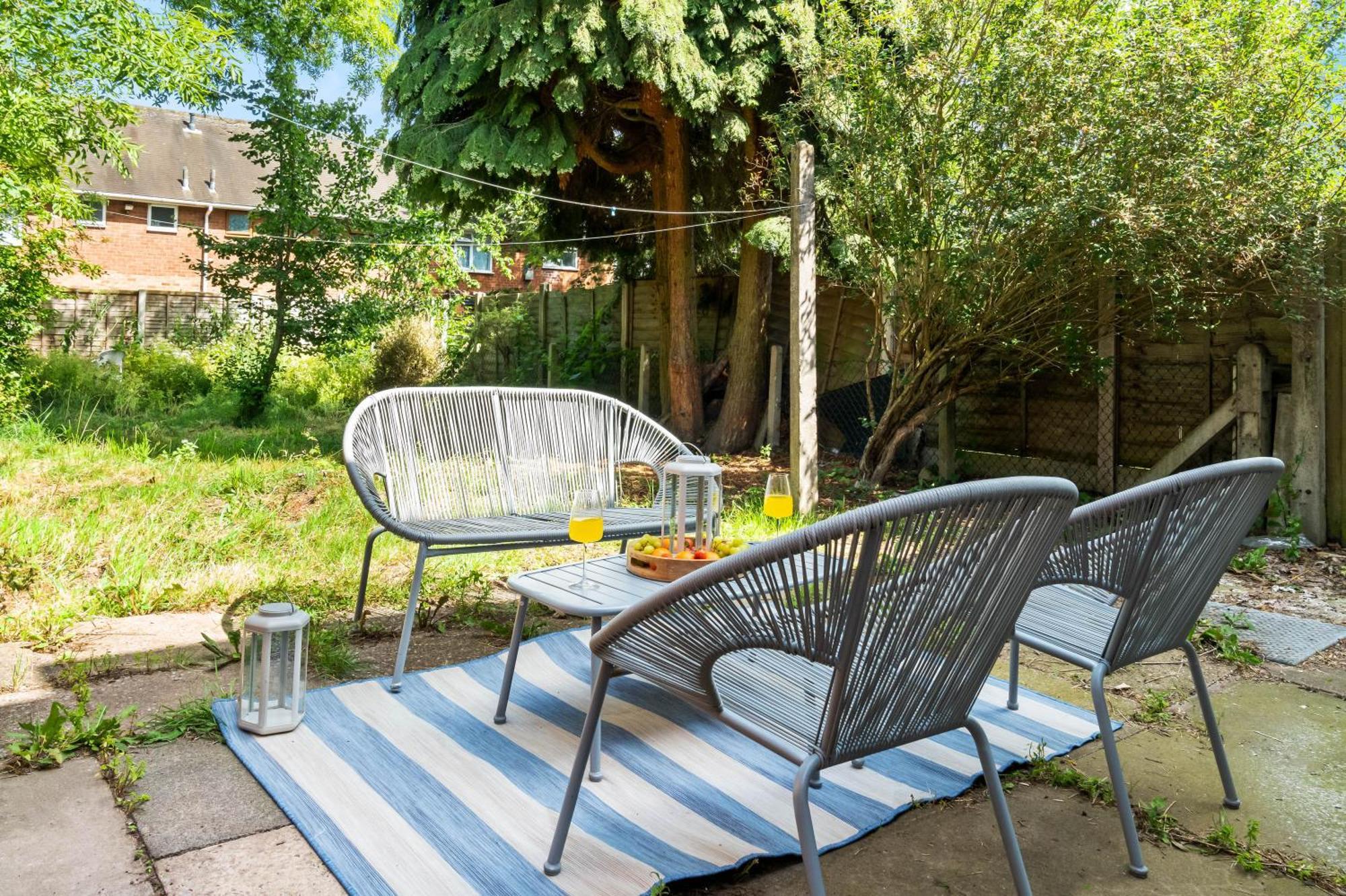 Three Bedroom House - Parking & Garden - Netflix - Wifi - Great Location - 215r